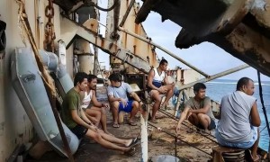 中国拖船亮相，首次抵达仁爱礁，距菲律宾坐滩军舰仅5海里