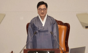 李在明松了一口气，朝鲜领导人给了他最大面子，与韩国人罕见握手，美朝韩或将有机会聚首？