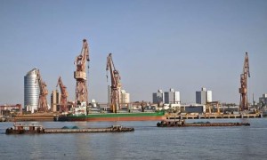 美截俄油轮前，中国 “集装箱战舰” 突然亮相！巧合？没那么简单