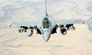 美国F16紧急起飞过程曝光：机身满载武器，开加力弹射升空，真猛