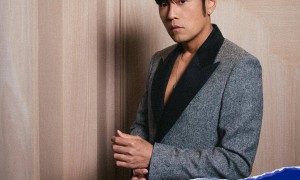 周杰伦澳网首秀遭遇“一轮游”，全程“罚站”没碰到球